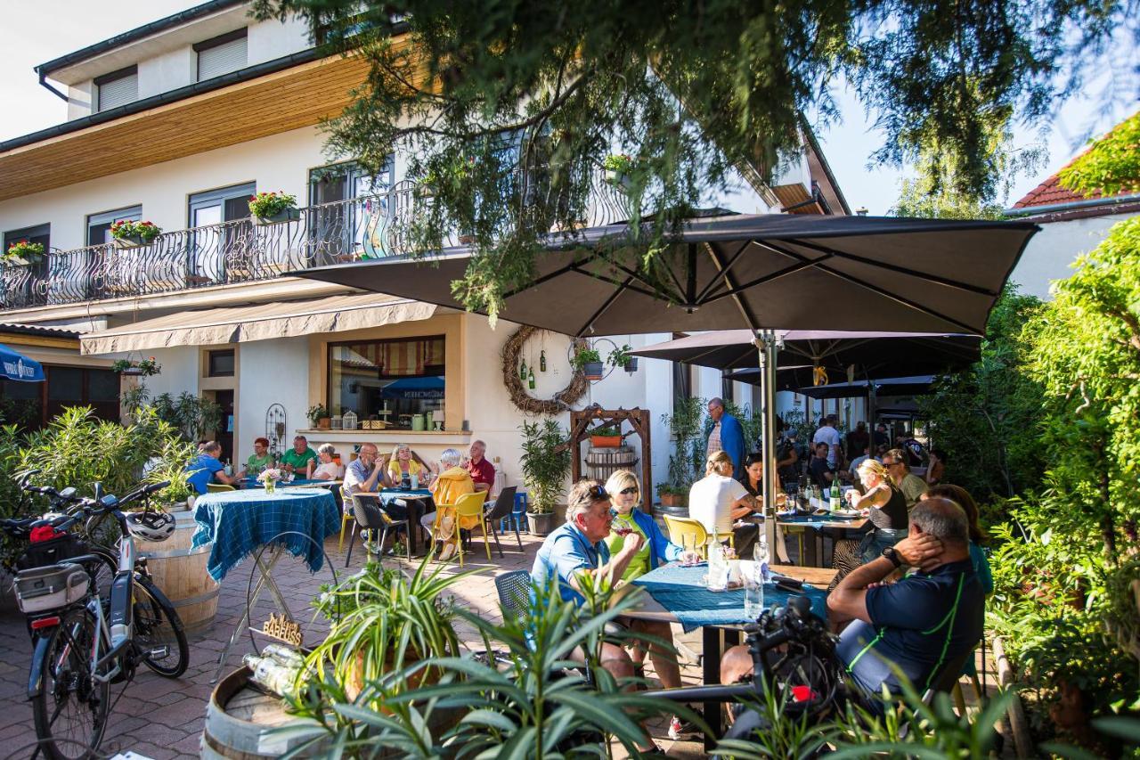 Pension Julia & Haus Elisabeth - Wallner'S Hofheuriger & Weinhof Moerbisch Am See Exterior photo