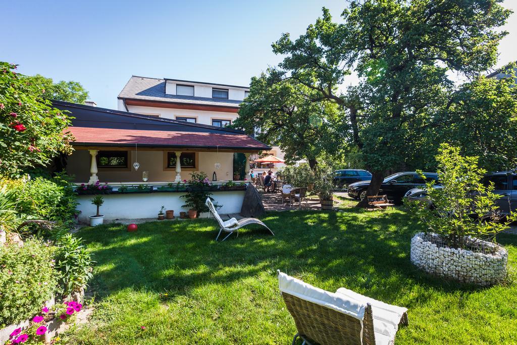 Pension Julia & Haus Elisabeth - Wallner'S Hofheuriger & Weinhof Moerbisch Am See Exterior photo