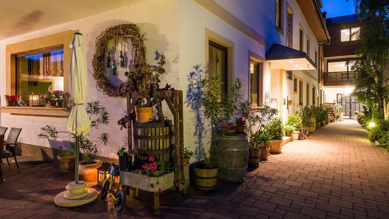 Pension Julia & Haus Elisabeth - Wallner'S Hofheuriger & Weinhof Moerbisch Am See Exterior photo