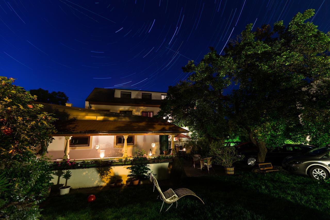 Pension Julia & Haus Elisabeth - Wallner'S Hofheuriger & Weinhof Moerbisch Am See Exterior photo